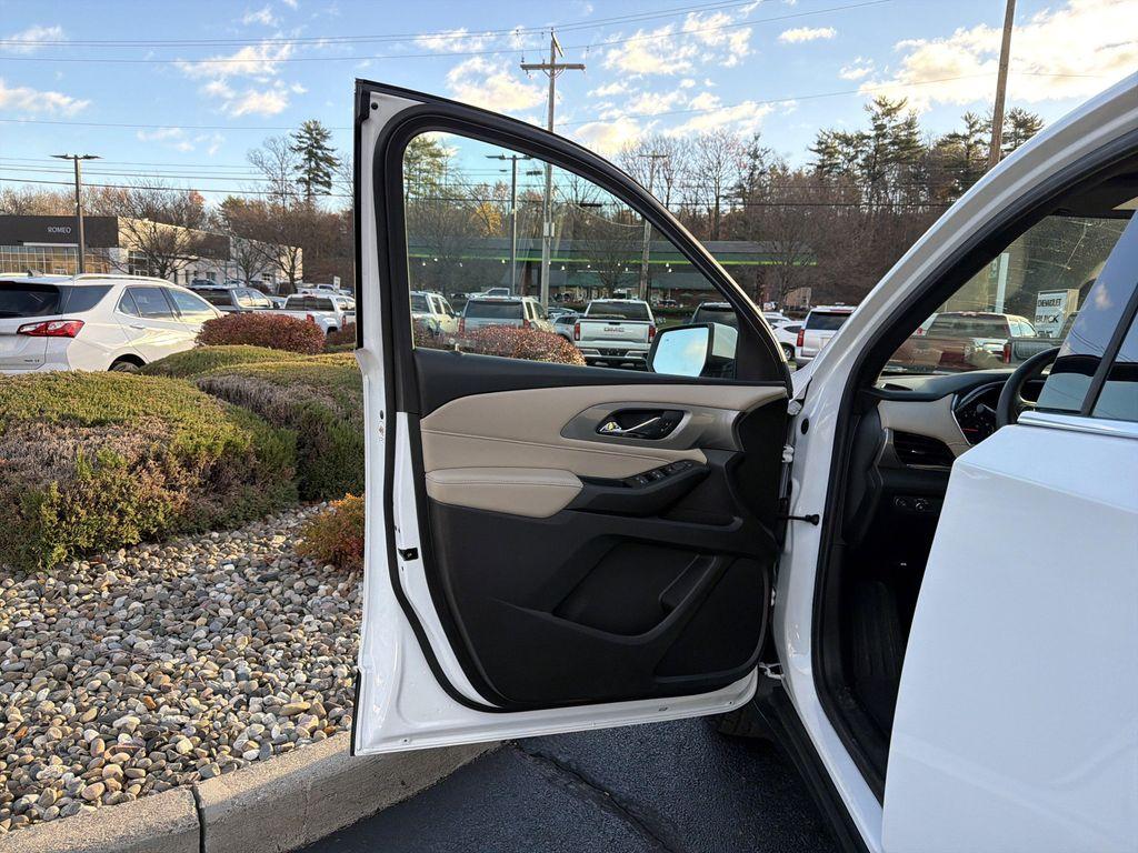 used 2024 Chevrolet Traverse car, priced at $27,999
