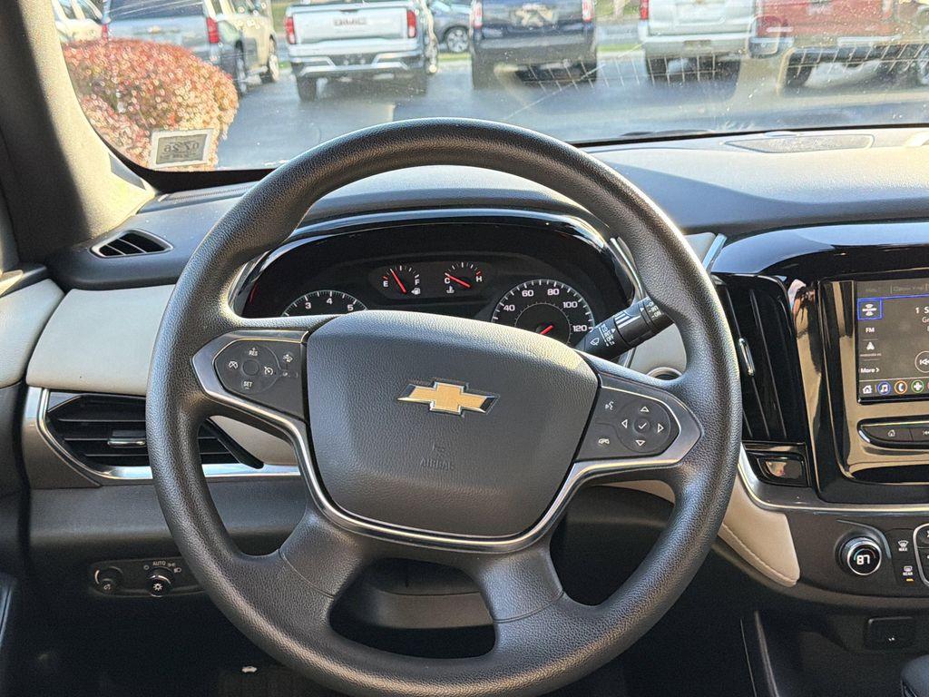 used 2024 Chevrolet Traverse car, priced at $27,999