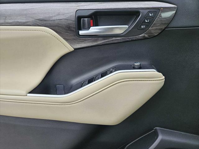 used 2023 Toyota Highlander car, priced at $39,999