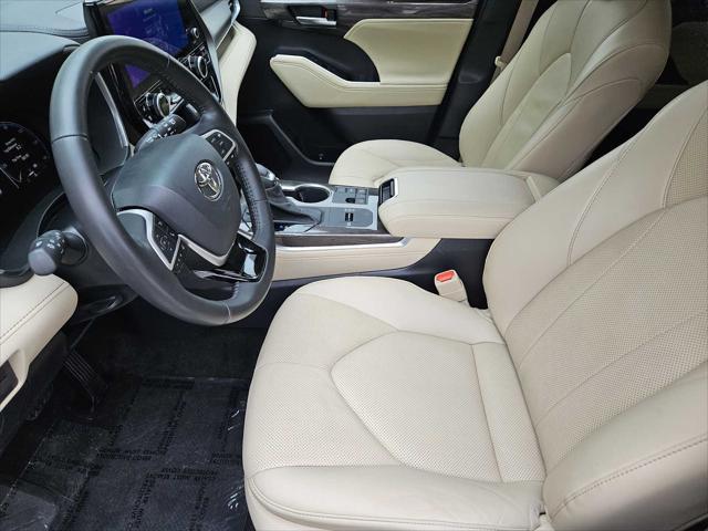 used 2023 Toyota Highlander car, priced at $39,999