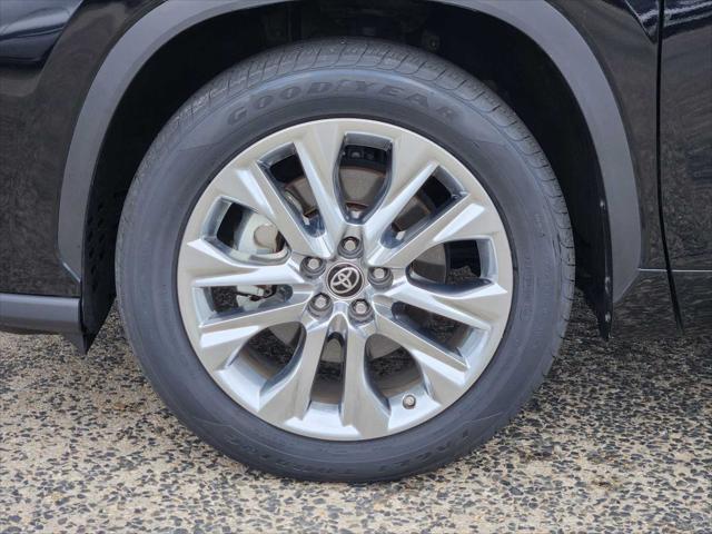 used 2023 Toyota Highlander car, priced at $39,999