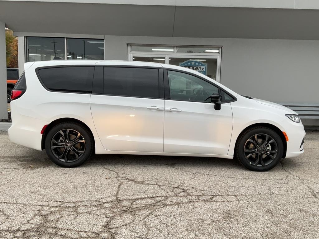 new 2026 Chrysler Pacifica car, priced at $43,790