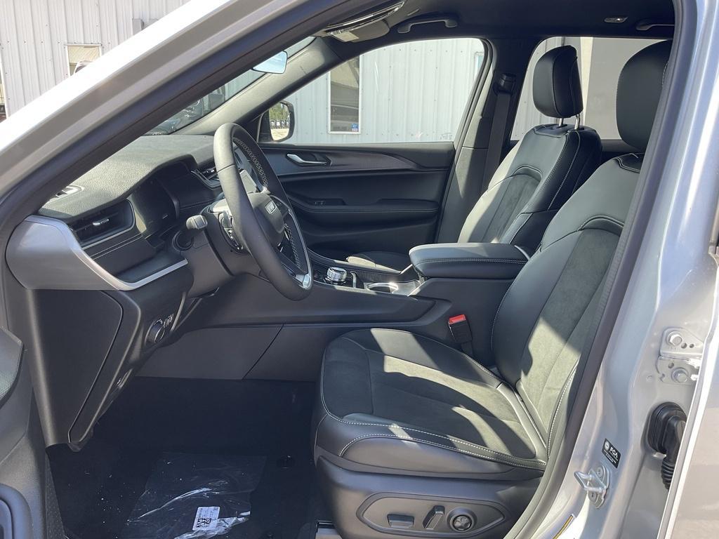 new 2025 Jeep Grand Cherokee car, priced at $43,008