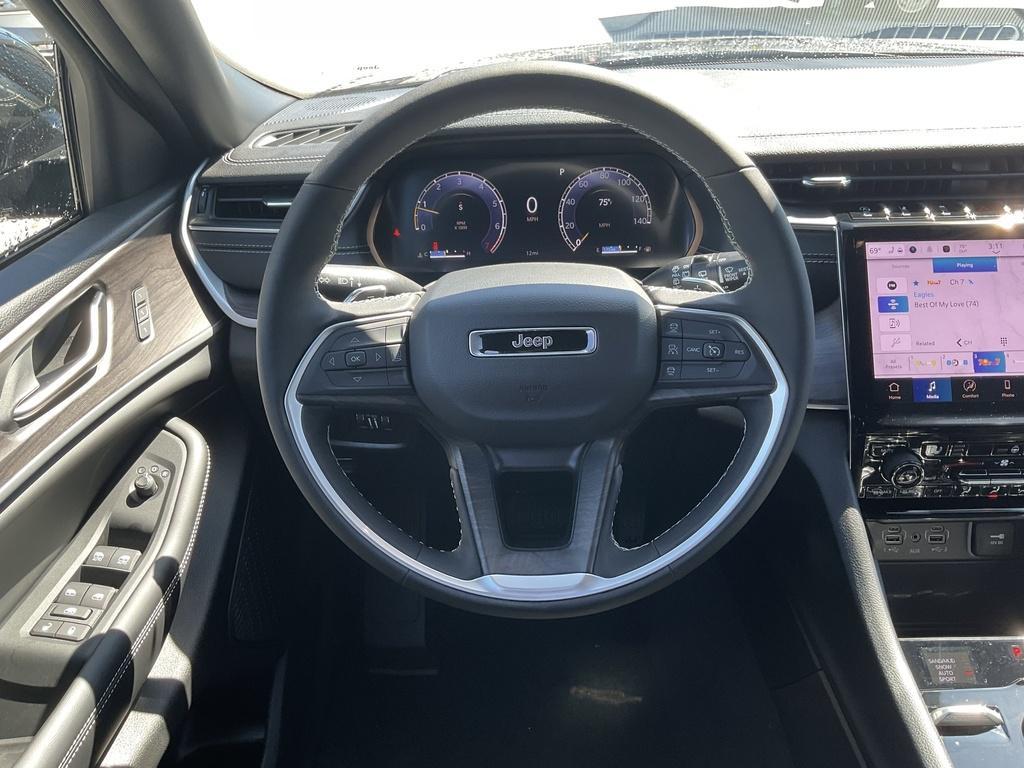 new 2025 Jeep Grand Cherokee car, priced at $45,877