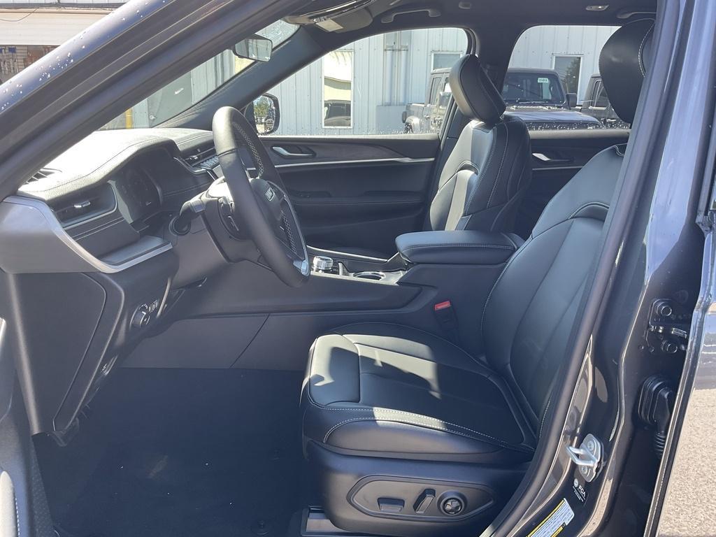 new 2025 Jeep Grand Cherokee car, priced at $45,877