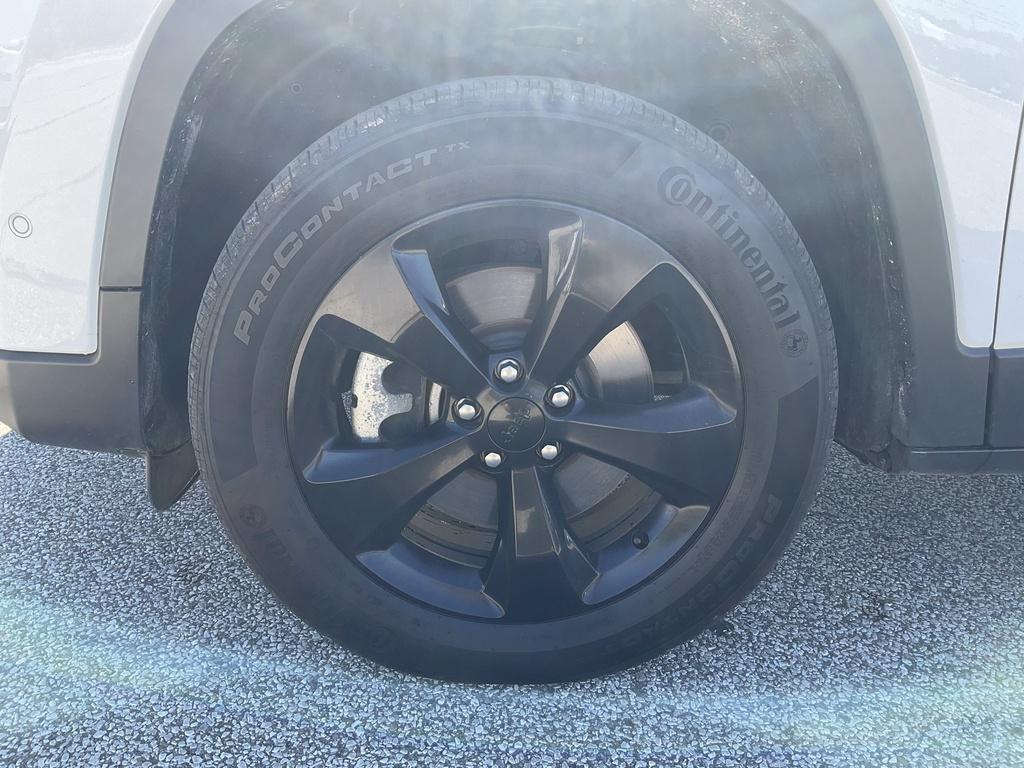 used 2023 Jeep Cherokee car, priced at $26,990