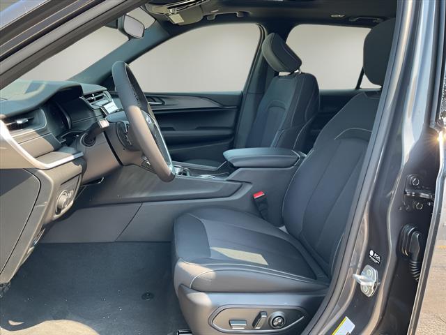new 2025 Jeep Grand Cherokee car, priced at $42,175
