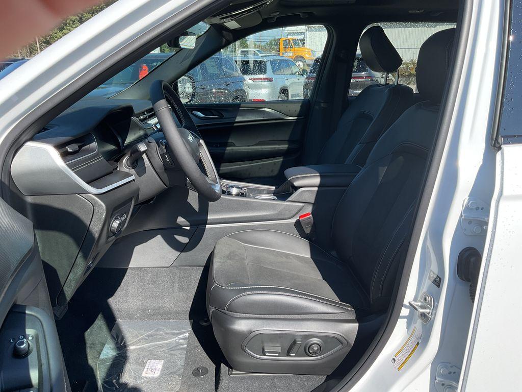 new 2025 Jeep Grand Cherokee car, priced at $44,348