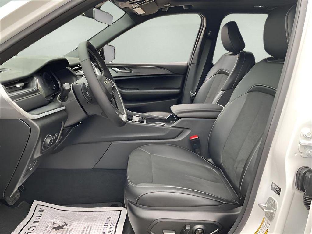 new 2025 Jeep Grand Cherokee car, priced at $48,775