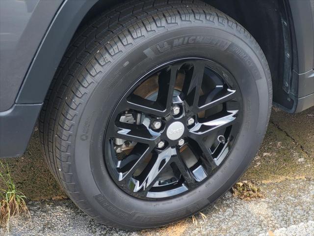 used 2025 Jeep Grand Cherokee car, priced at $35,995