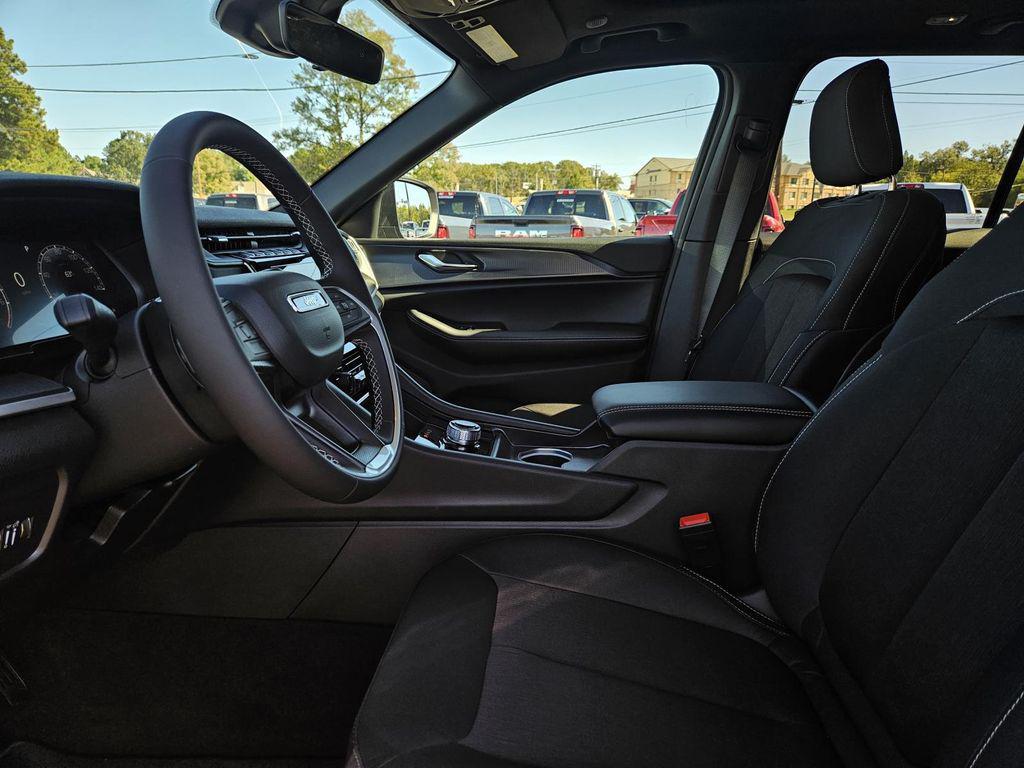 new 2025 Jeep Grand Cherokee car, priced at $40,125