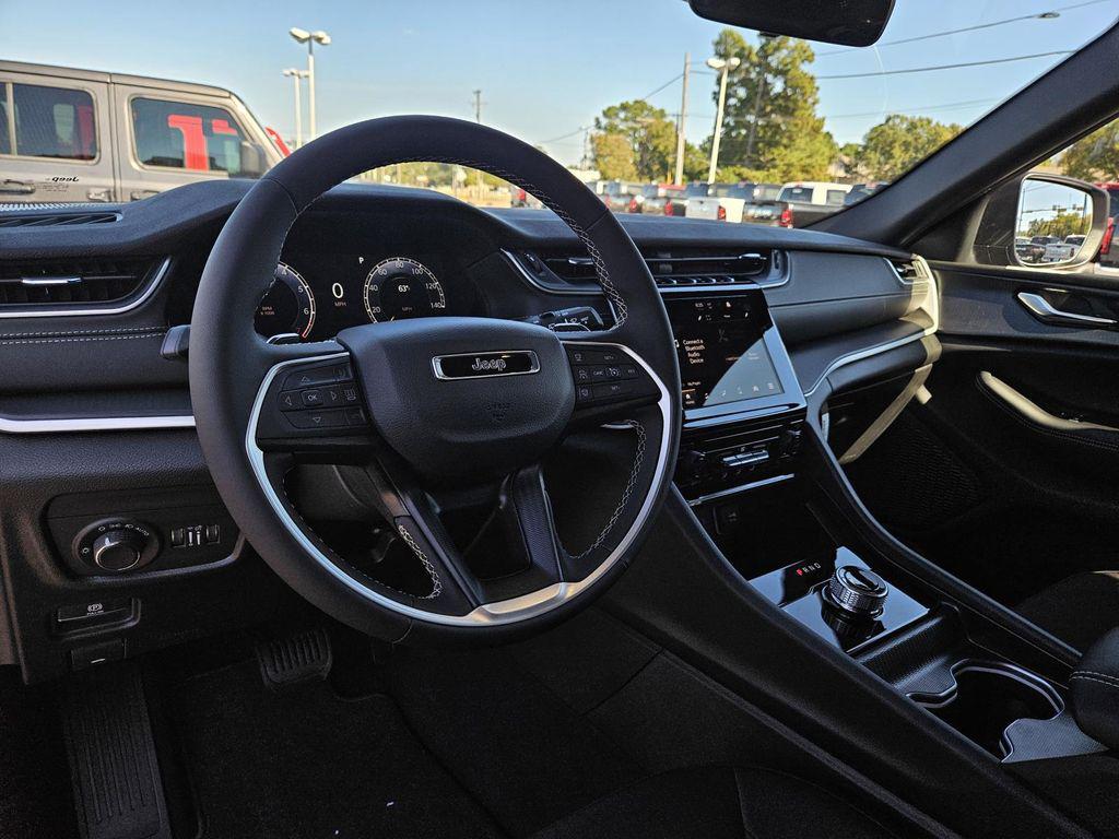 new 2025 Jeep Grand Cherokee car, priced at $40,125