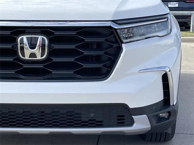 new 2025 Honda Pilot car, priced at $49,350