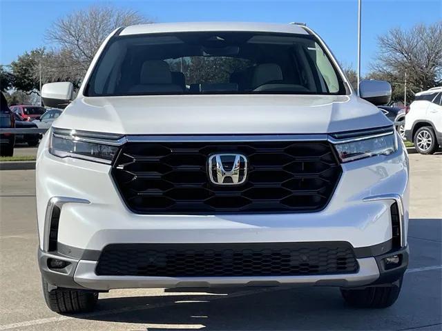 new 2025 Honda Pilot car, priced at $45,350