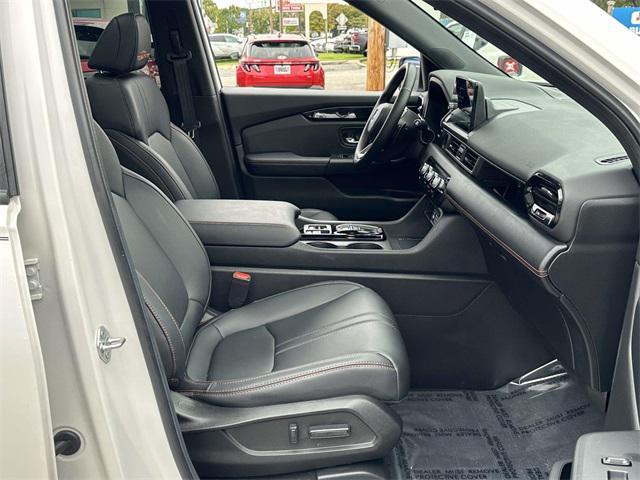 used 2025 Honda Pilot car, priced at $41,997