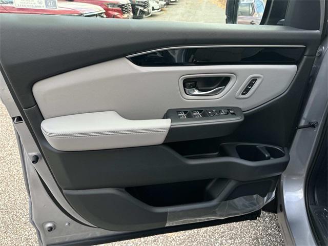 new 2025 Honda Pilot car, priced at $44,063