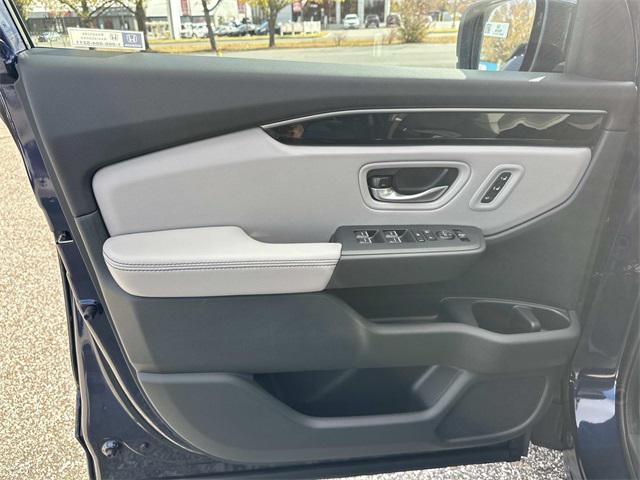 new 2025 Honda Pilot car, priced at $44,610