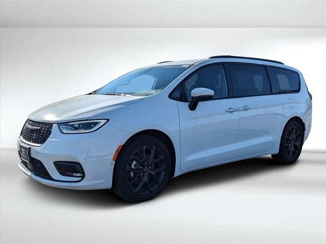 new 2023 Chrysler Pacifica car, priced at $41,556