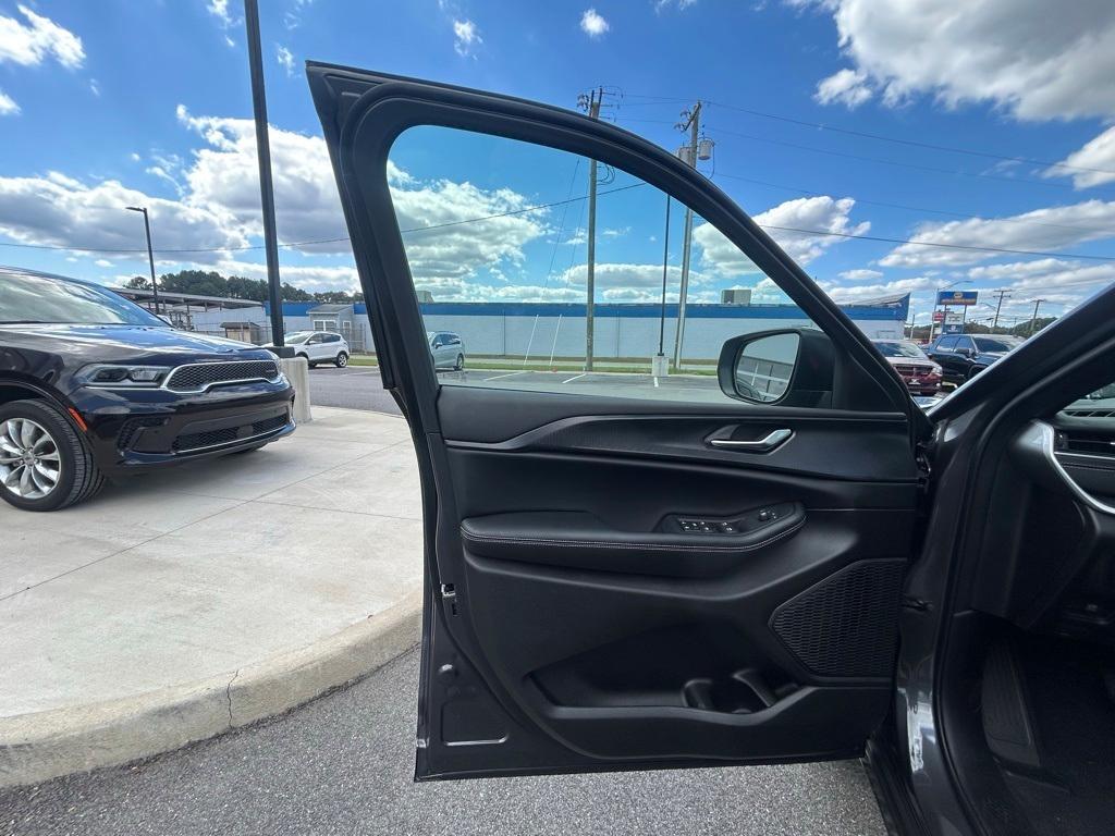 new 2025 Jeep Grand Cherokee L car, priced at $38,377