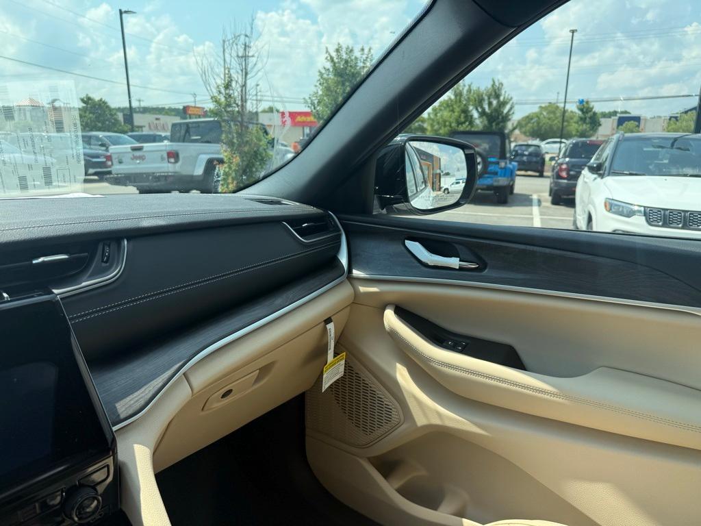 new 2025 Jeep Grand Cherokee L car, priced at $45,725
