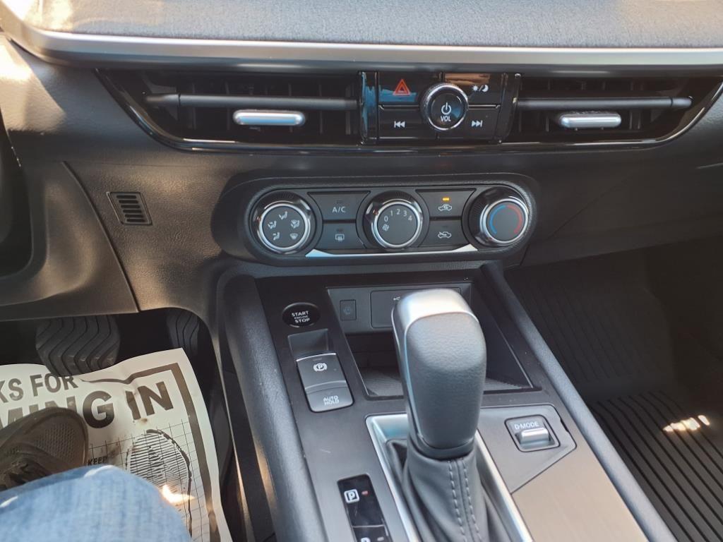 new 2025 Nissan Kicks car, priced at $29,274