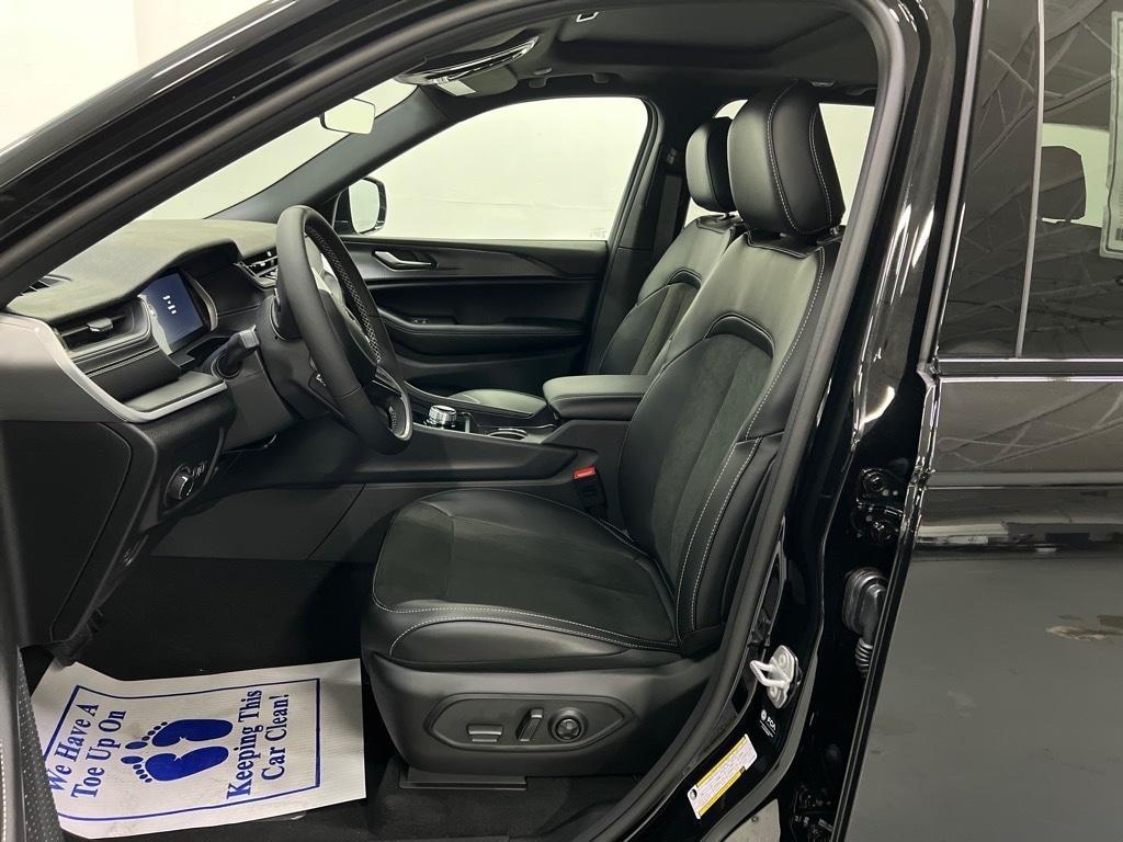 new 2025 Jeep Grand Cherokee car, priced at $44,730