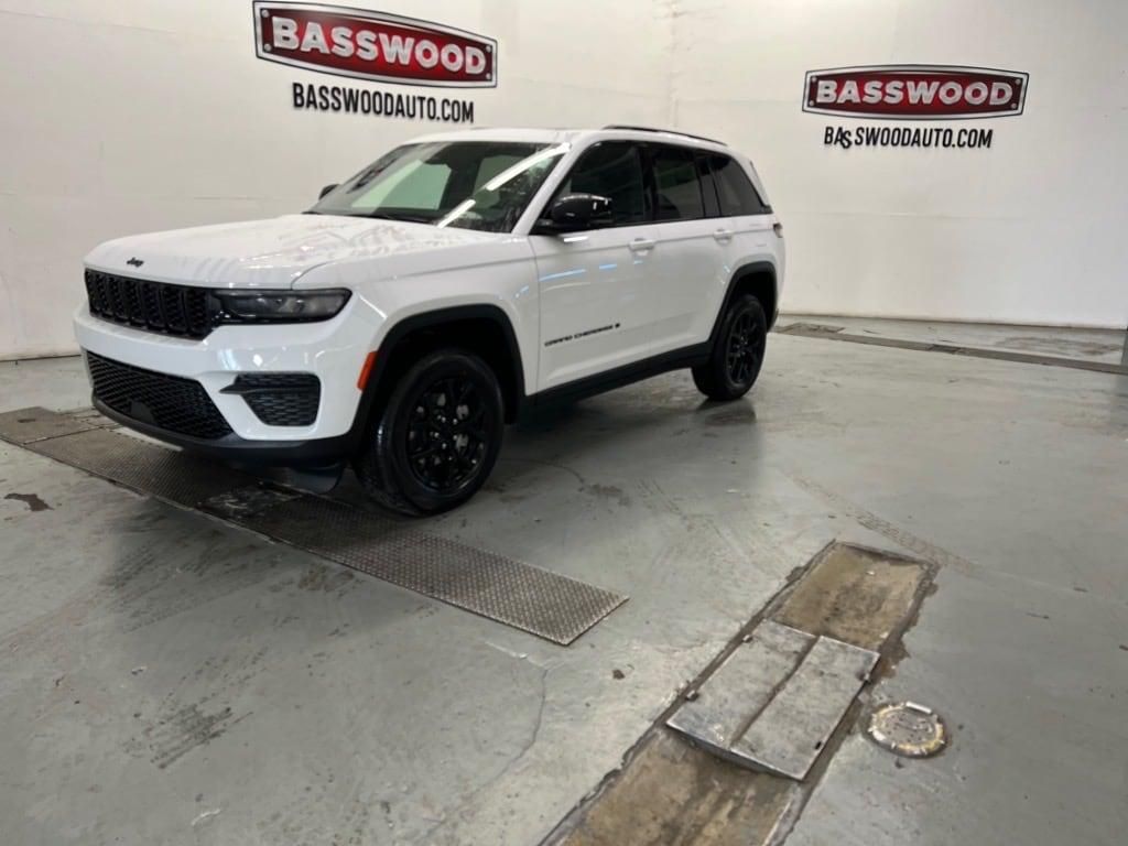 new 2025 Jeep Grand Cherokee car, priced at $40,495