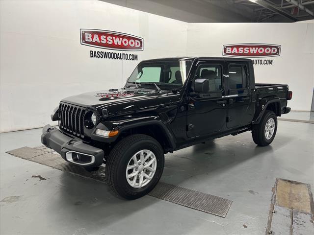 new 2023 Jeep Gladiator car, priced at $45,636