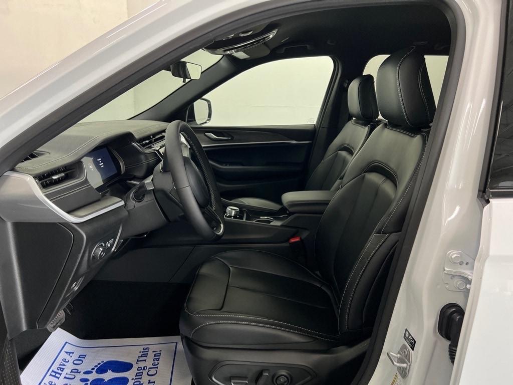 new 2025 Jeep Grand Cherokee car, priced at $40,998