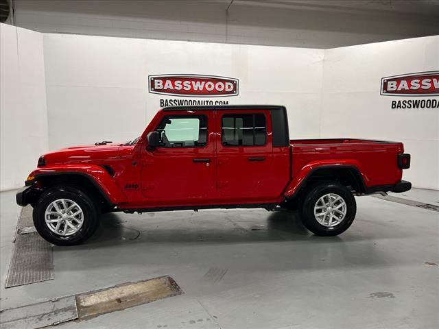 new 2023 Jeep Gladiator car, priced at $40,995