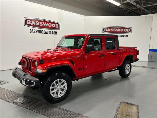 new 2023 Jeep Gladiator car, priced at $41,015