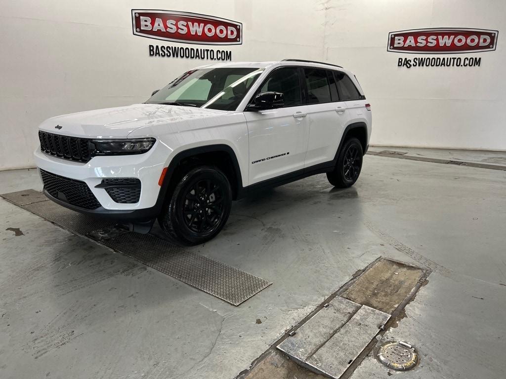 new 2025 Jeep Grand Cherokee car, priced at $40,430