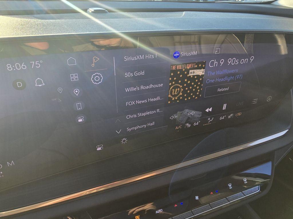 used 2025 Buick Envision car, priced at $38,390