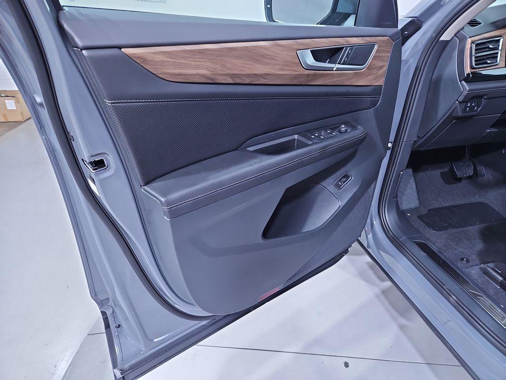 new 2025 Volkswagen Atlas car, priced at $43,778