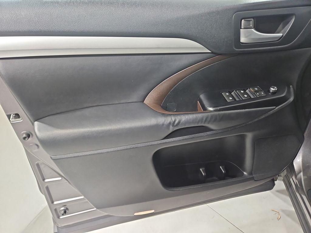 used 2014 Toyota Highlander car, priced at $21,105