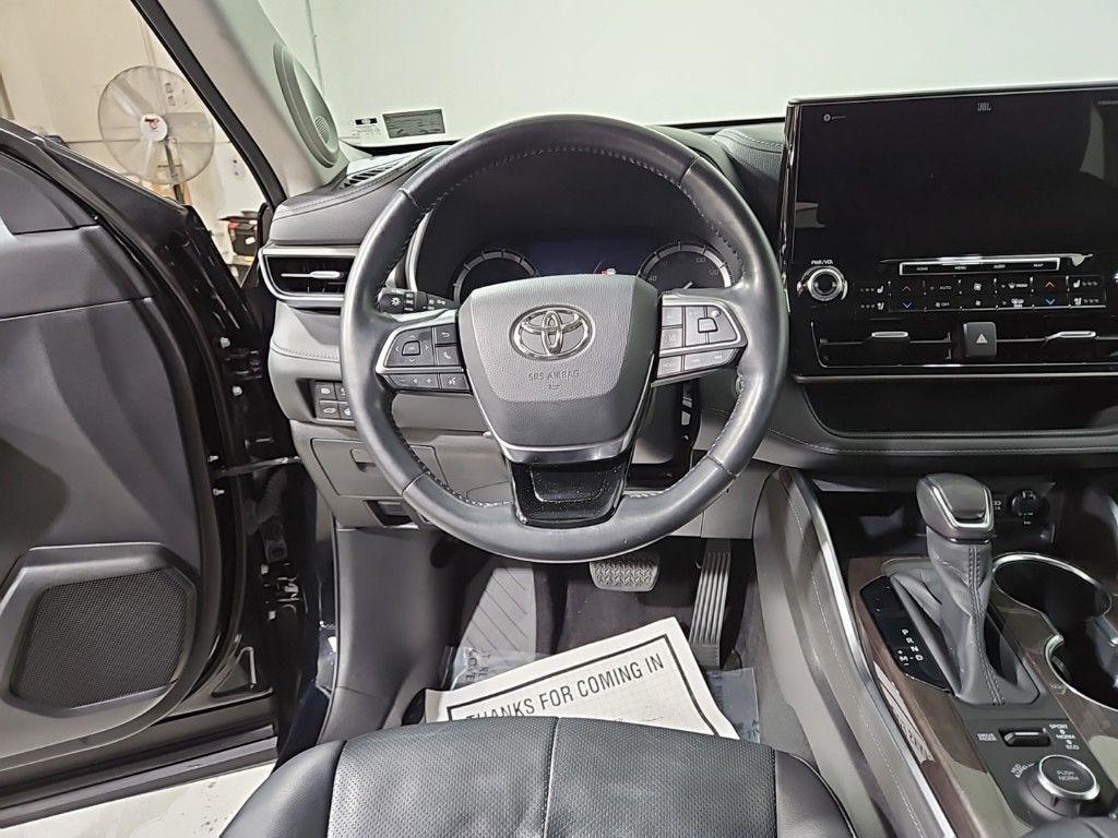 used 2020 Toyota Highlander car, priced at $30,171