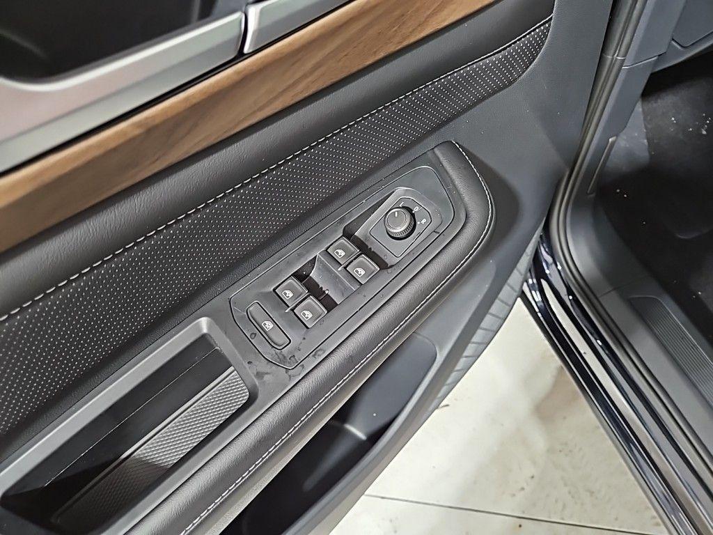 new 2025 Volkswagen Atlas car, priced at $38,493
