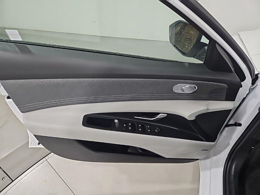new 2025 Hyundai ELANTRA HEV car, priced at $29,112
