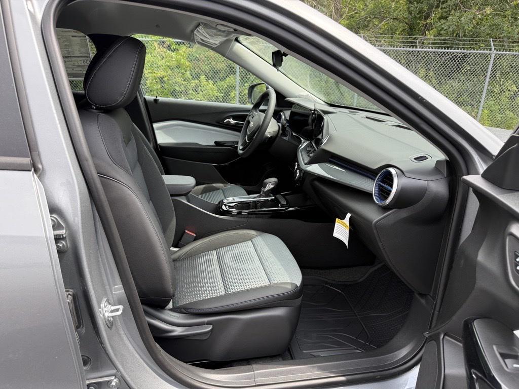 new 2025 Chevrolet Trax car, priced at $21,978