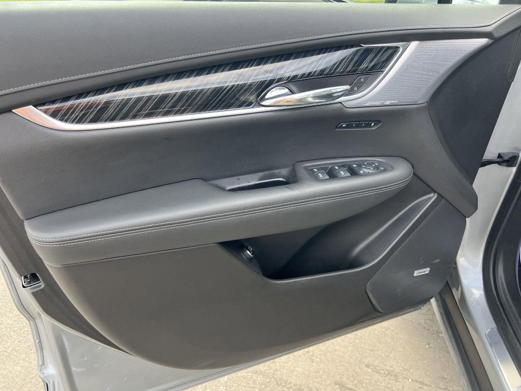 used 2024 Cadillac XT6 car, priced at $40,996