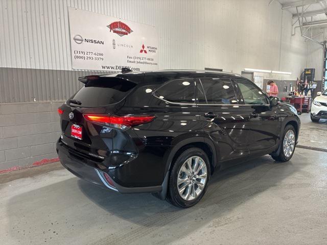 used 2021 Toyota Highlander car, priced at $28,900