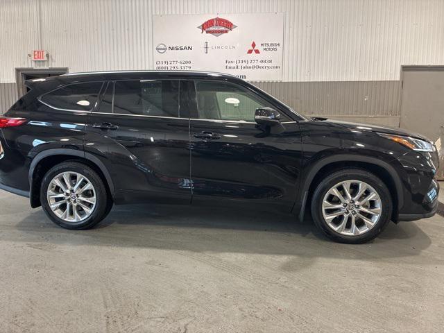 used 2021 Toyota Highlander car, priced at $28,900