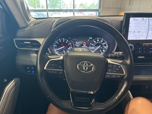 used 2021 Toyota Highlander car, priced at $28,900