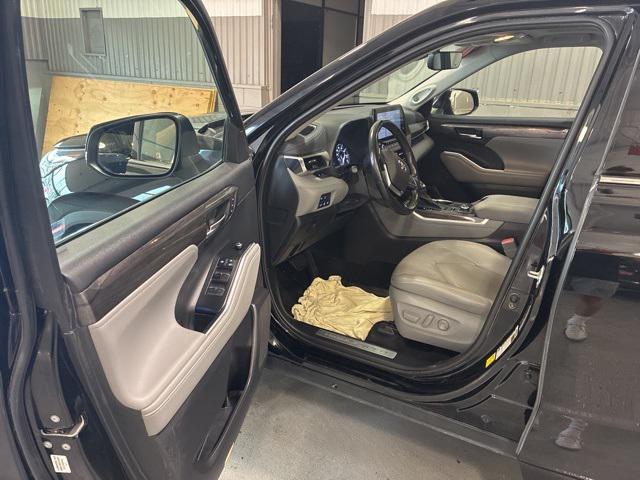 used 2021 Toyota Highlander car, priced at $28,900