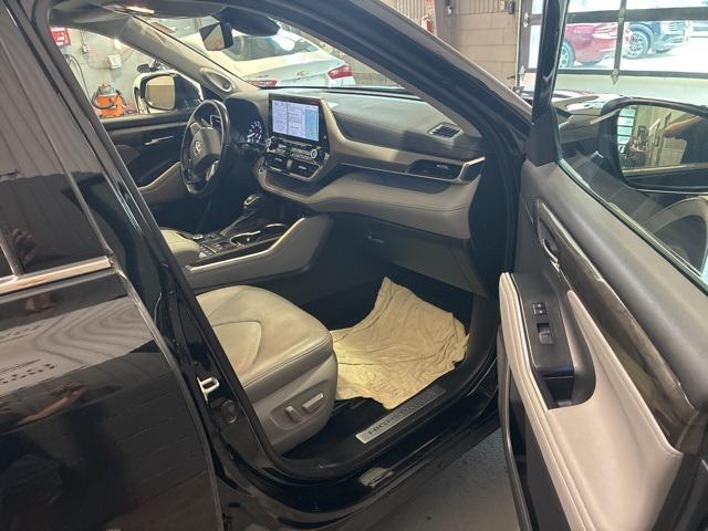 used 2021 Toyota Highlander car, priced at $28,900