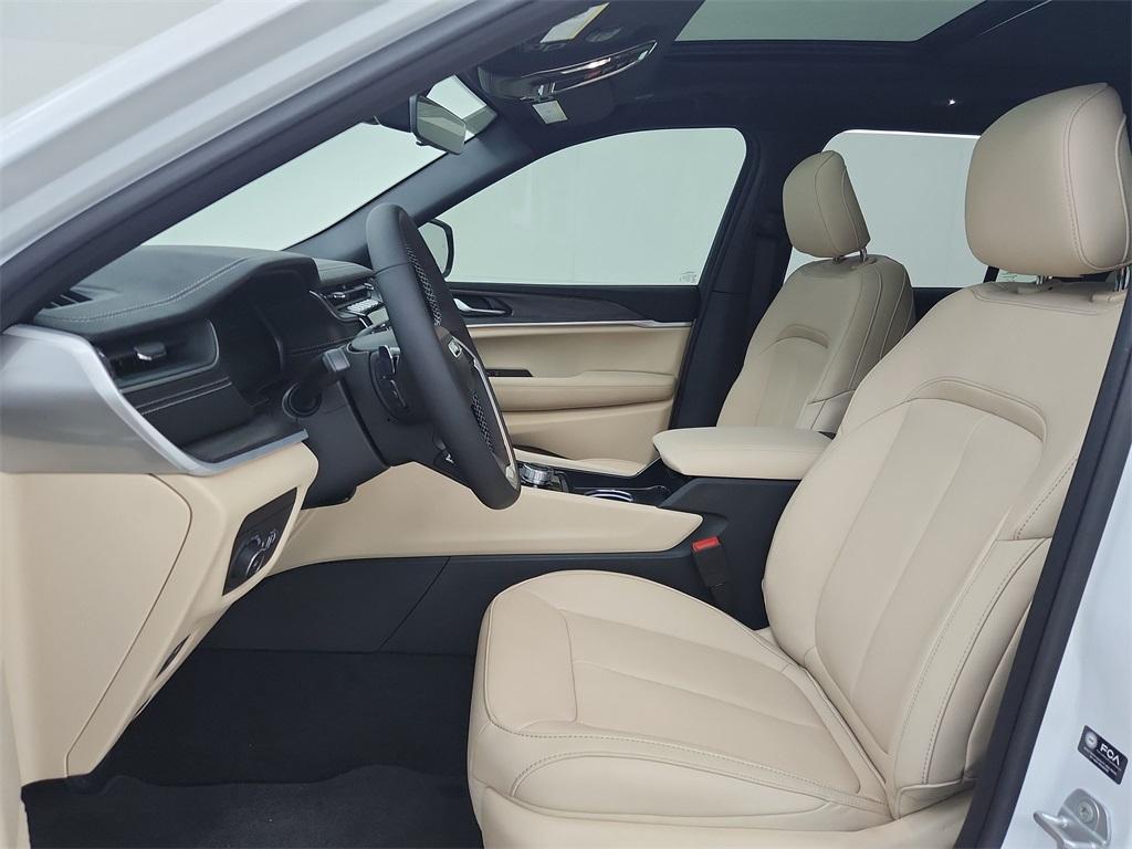 new 2025 Jeep Grand Cherokee car, priced at $44,050
