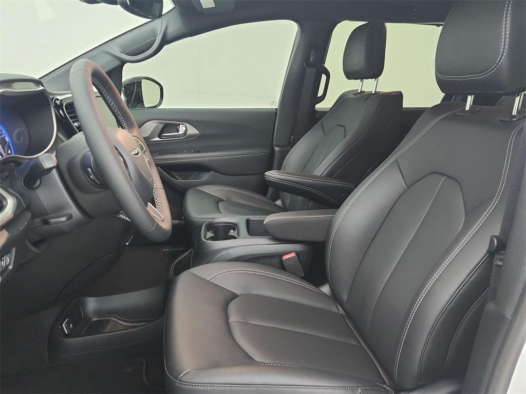 new 2025 Chrysler Pacifica car, priced at $44,453
