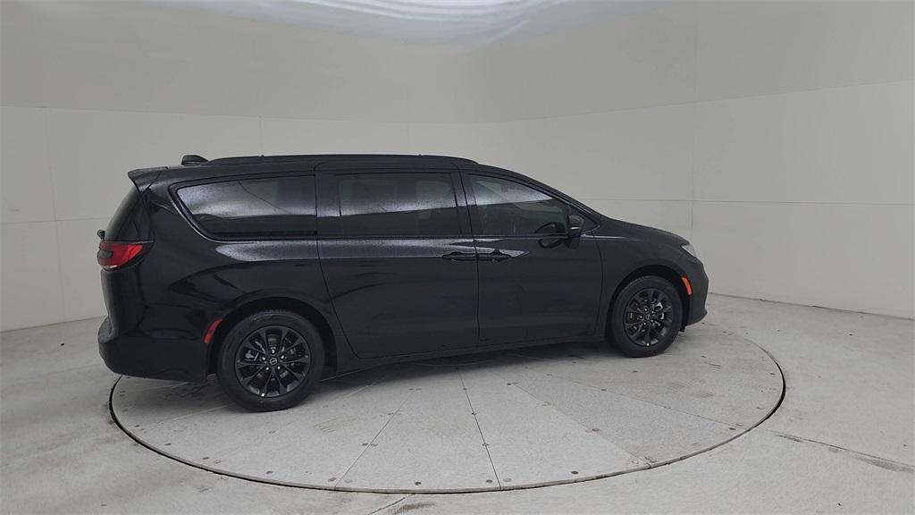 new 2025 Chrysler Pacifica car, priced at $43,657