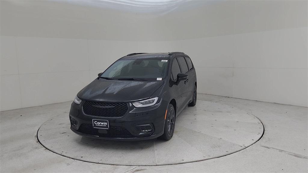 new 2025 Chrysler Pacifica car, priced at $43,657
