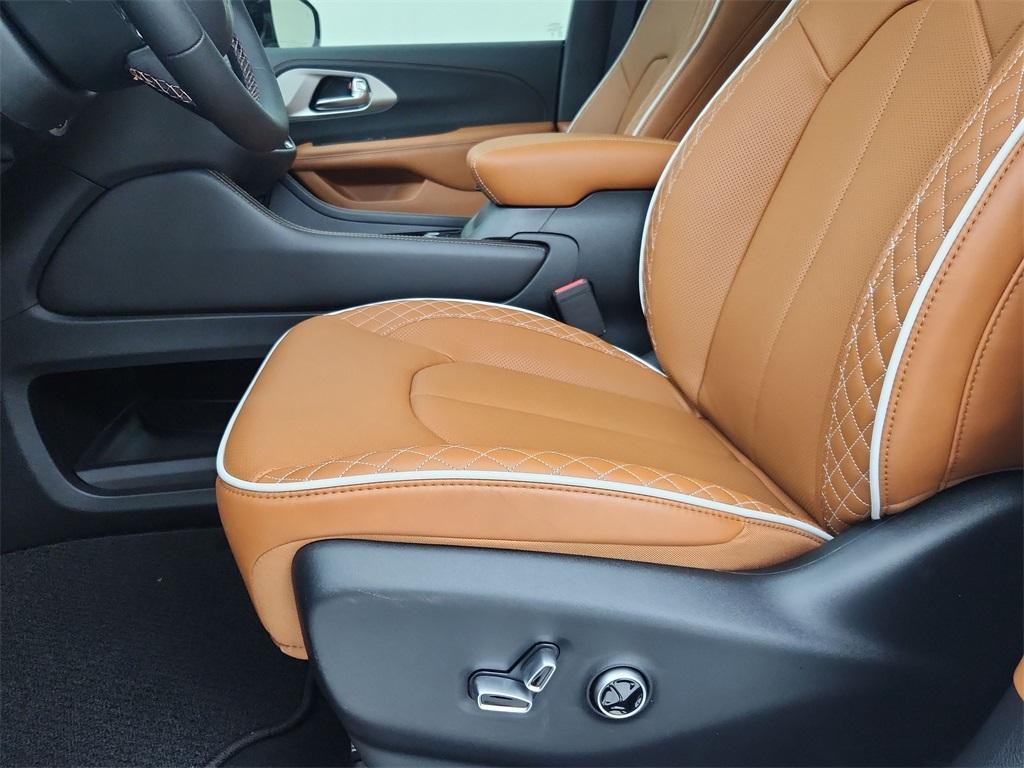 new 2025 Chrysler Pacifica Hybrid car, priced at $62,275